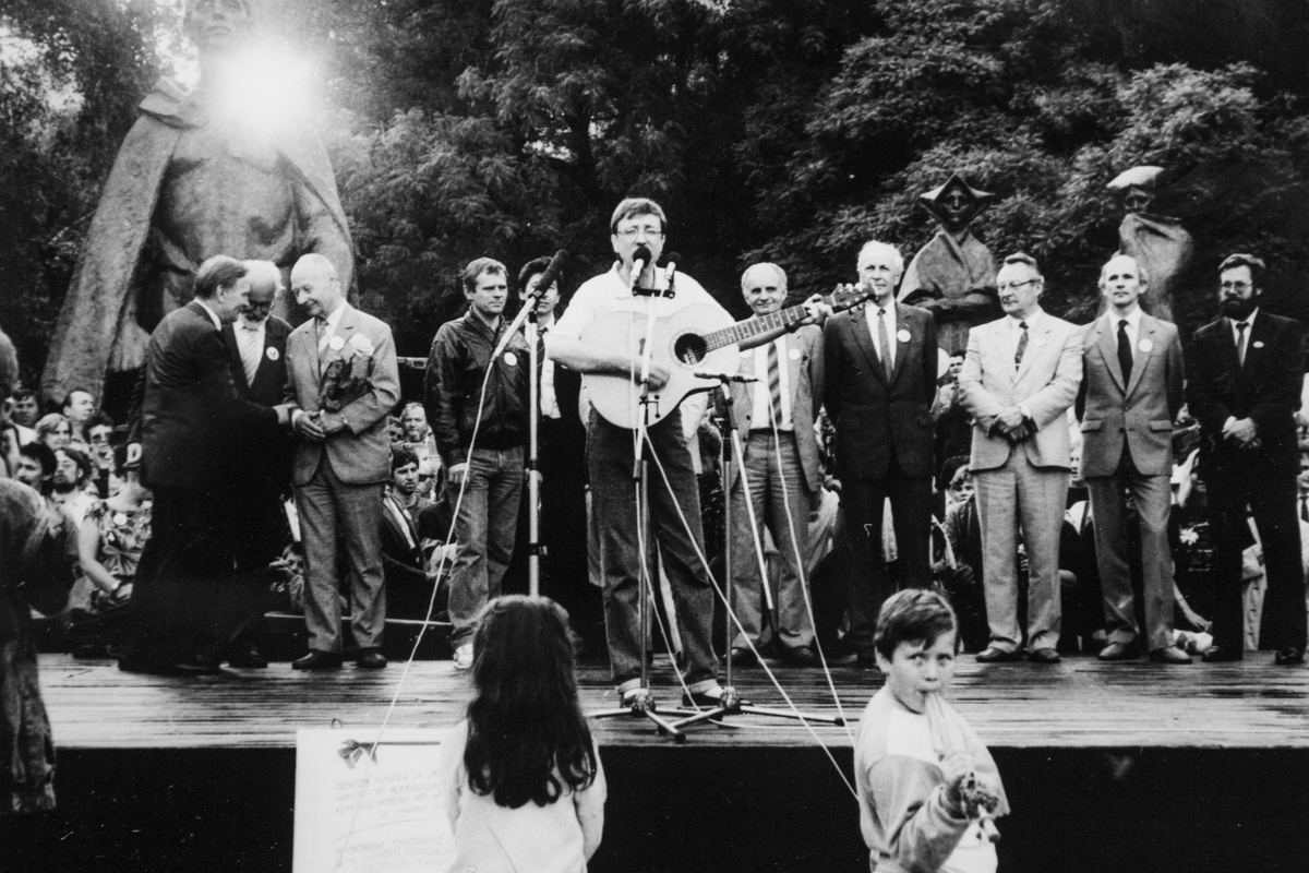 Jana Šebestová, Vystúpenie Miroslava Žbirku na Námestí SNP v Bratislave, november 1989. Súkromný majetok